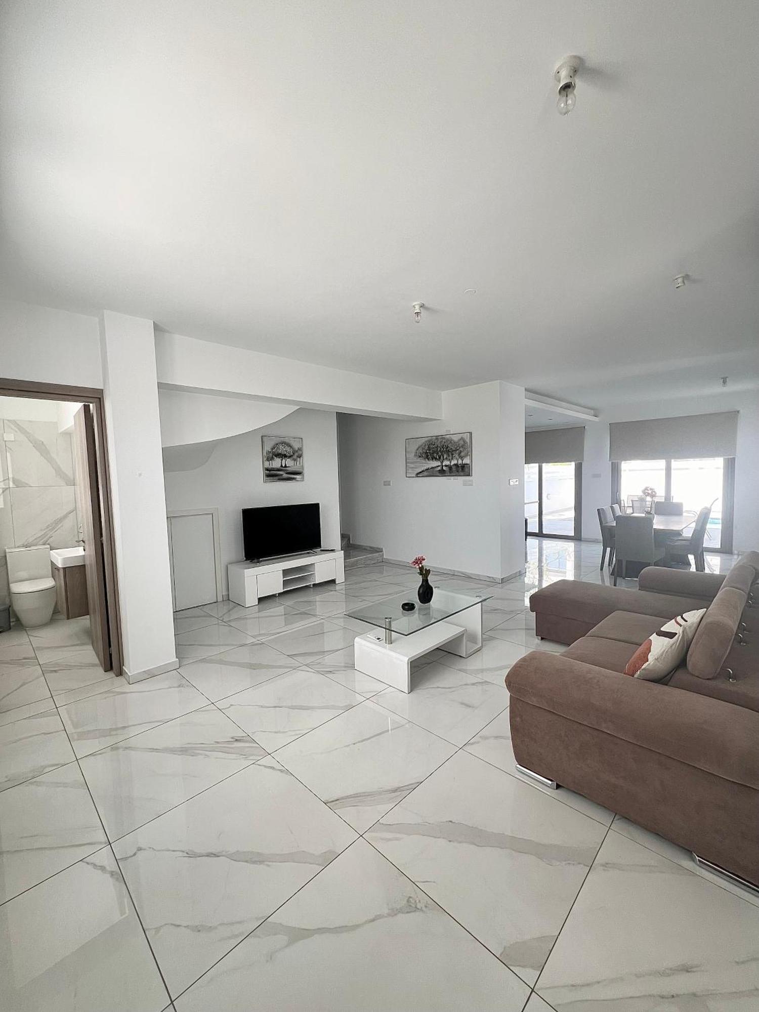 Hubstay - Seaview Oriana In Larnaca, 10 Min Walk To The