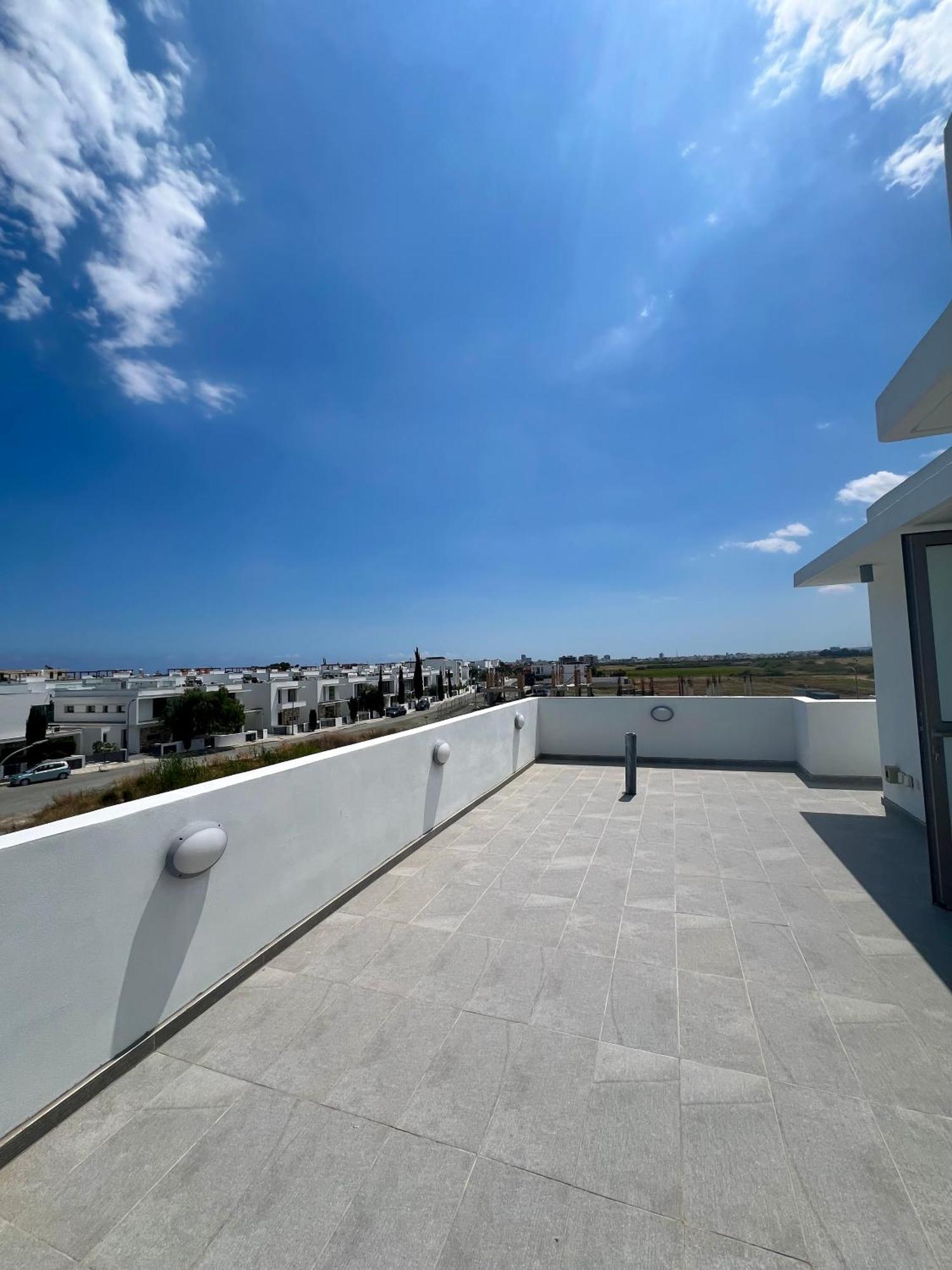Villa Hubstay - Seaview Oriana In Larnaca, 10 Min Walk To The Lárnaka
