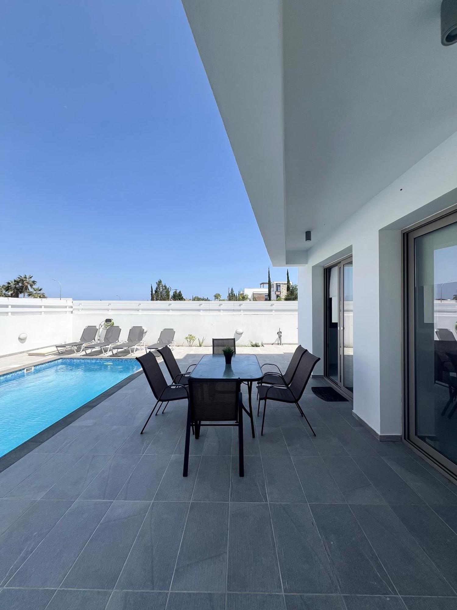 Hubstay - Seaview Oriana In Larnaca, 10 Min Walk To The * Lárnaka