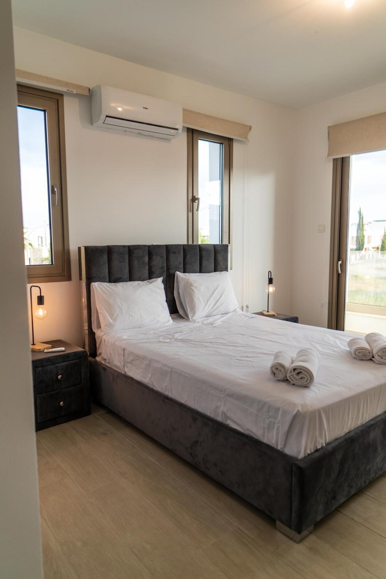 Villa Hubstay - Seaview Oriana In Larnaca, 10 Min Walk To The Lárnaka