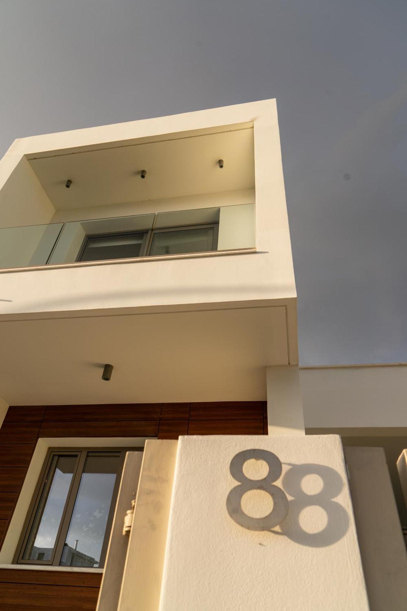 Hubstay - Seaview Oriana In Larnaca, 10 Min Walk To The * Lárnaka