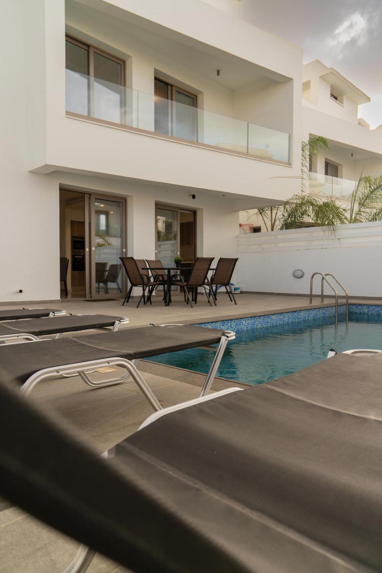 Villa Hubstay - Seaview Oriana In Larnaca, 10 Min Walk To The *