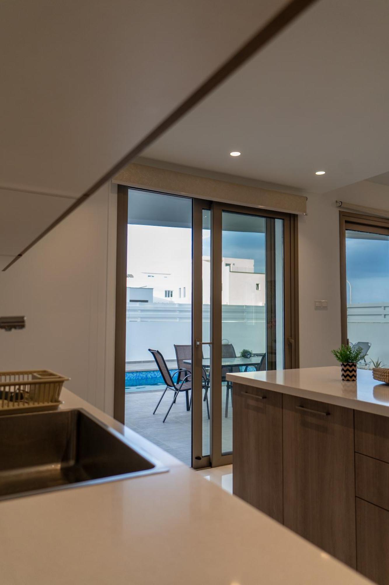 Villa Hubstay - Seaview Oriana In Larnaca, 10 Min Walk To The Lárnaka