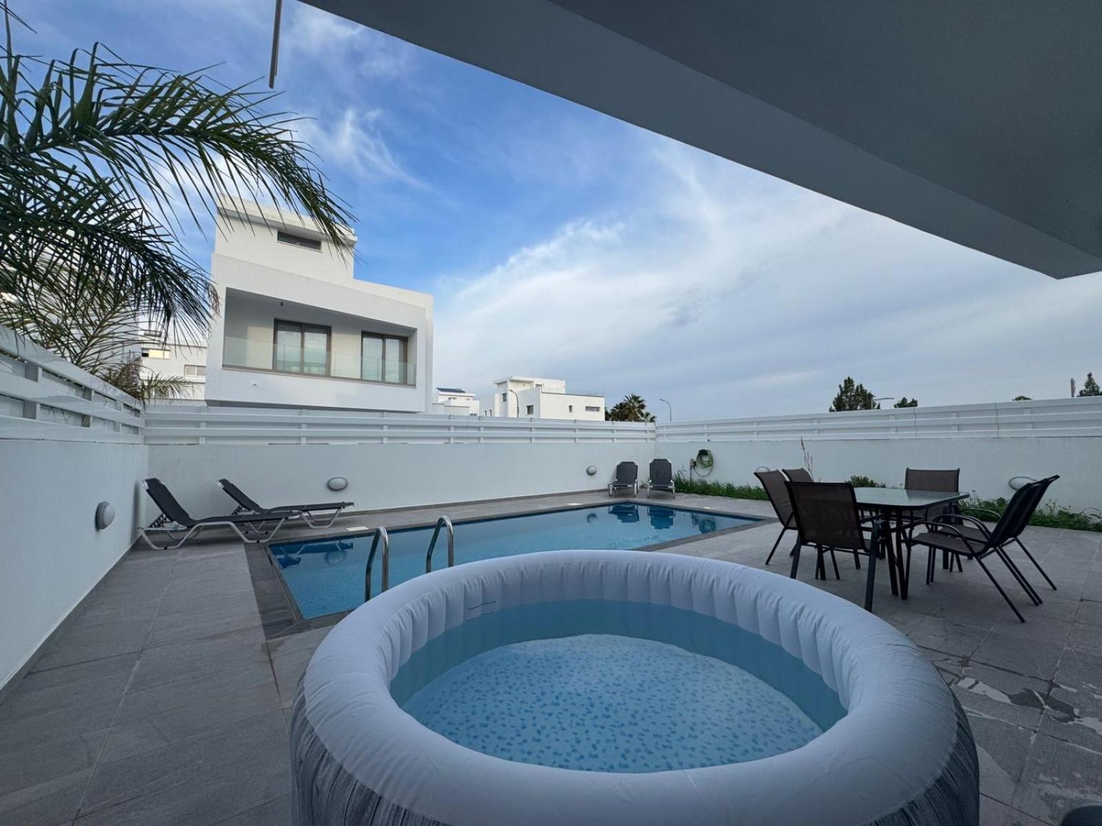Hubstay - Seaview Oriana In Larnaca, 10 Min Walk To The Villa *