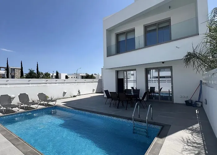 Hubstay - Seaview Villa Oriana In Larnaca, 10 Min Walk To The Beach