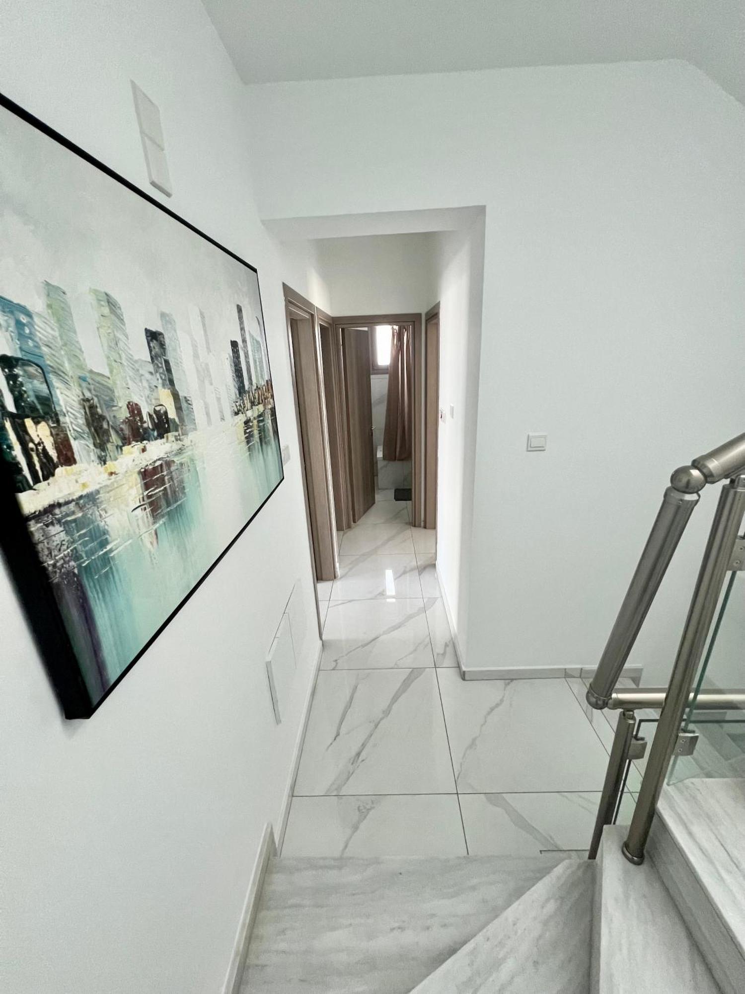 Villa Hubstay - Seaview Oriana In Larnaca, 10 Min Walk To The Larnaca