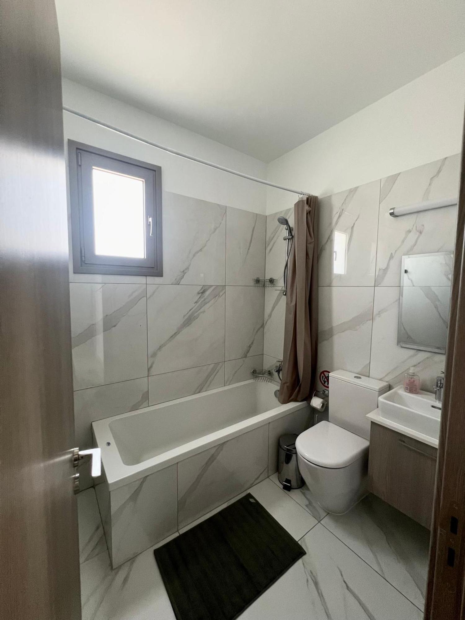 Villa Hubstay - Seaview Oriana In Larnaca, 10 Min Walk To The Larnaca