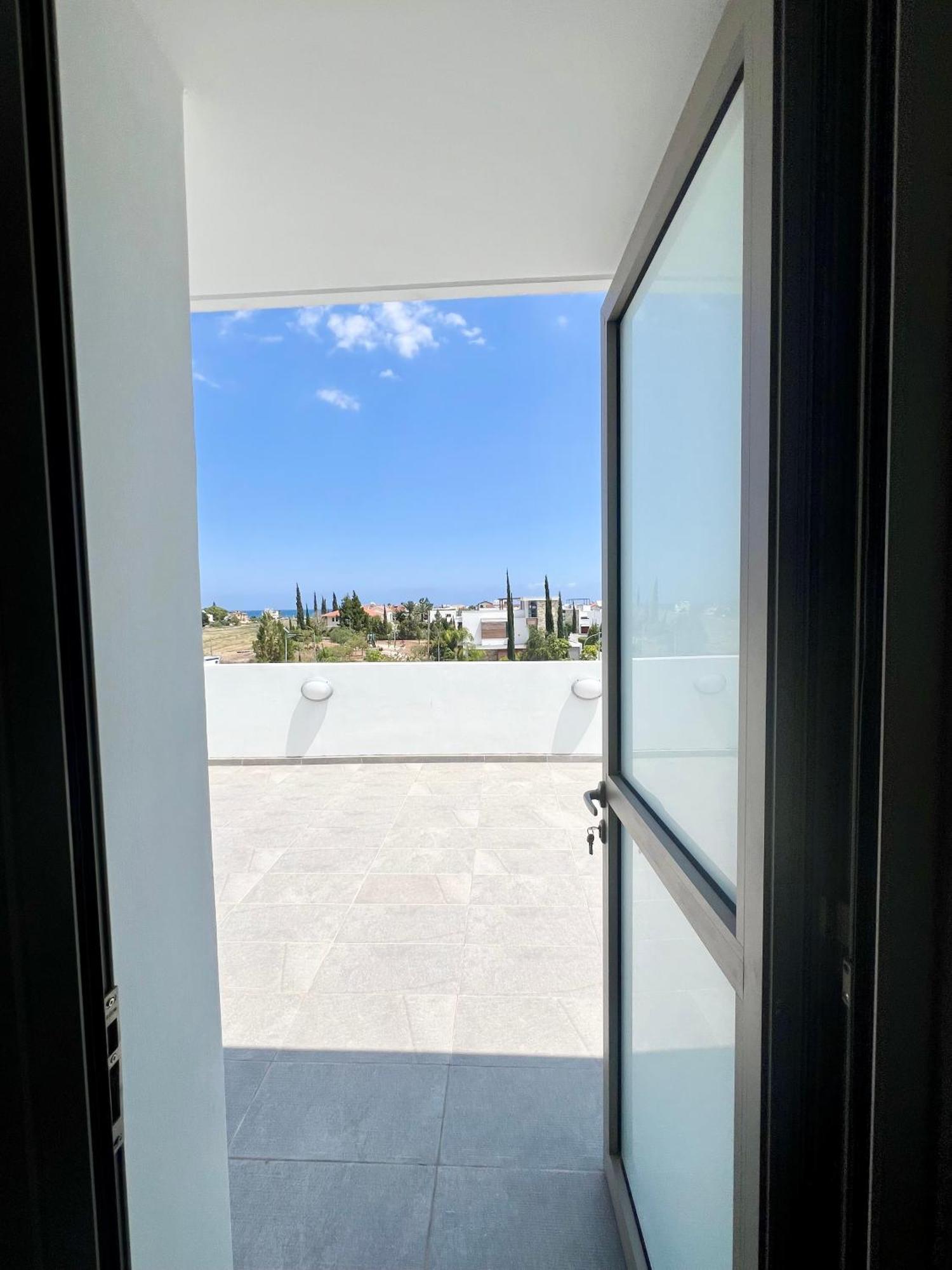 Villa Hubstay - Seaview Oriana In Larnaca, 10 Min Walk To The Larnaca