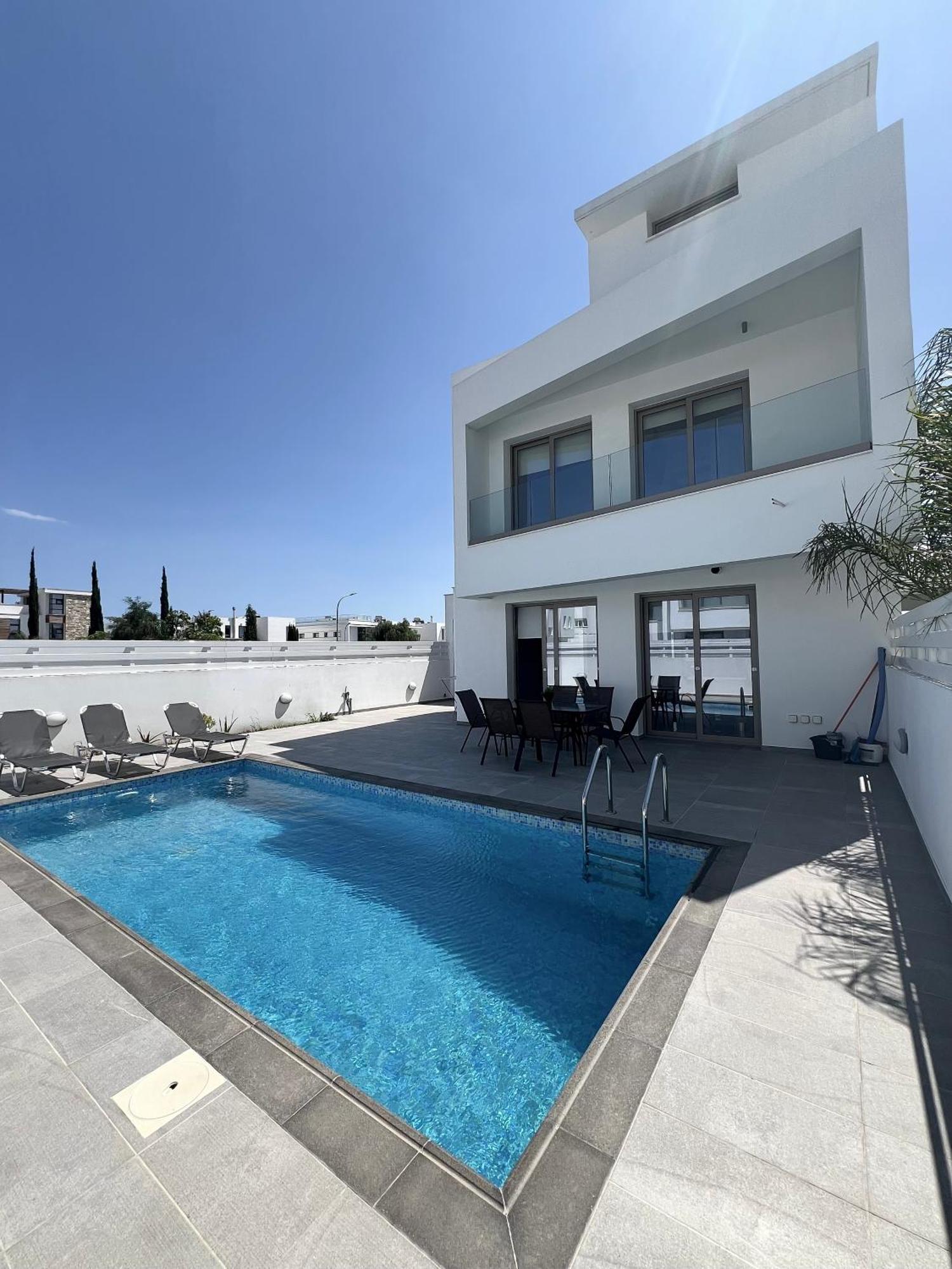 Hubstay - Seaview Oriana In Larnaca, 10 Min Walk To The * Larnaca