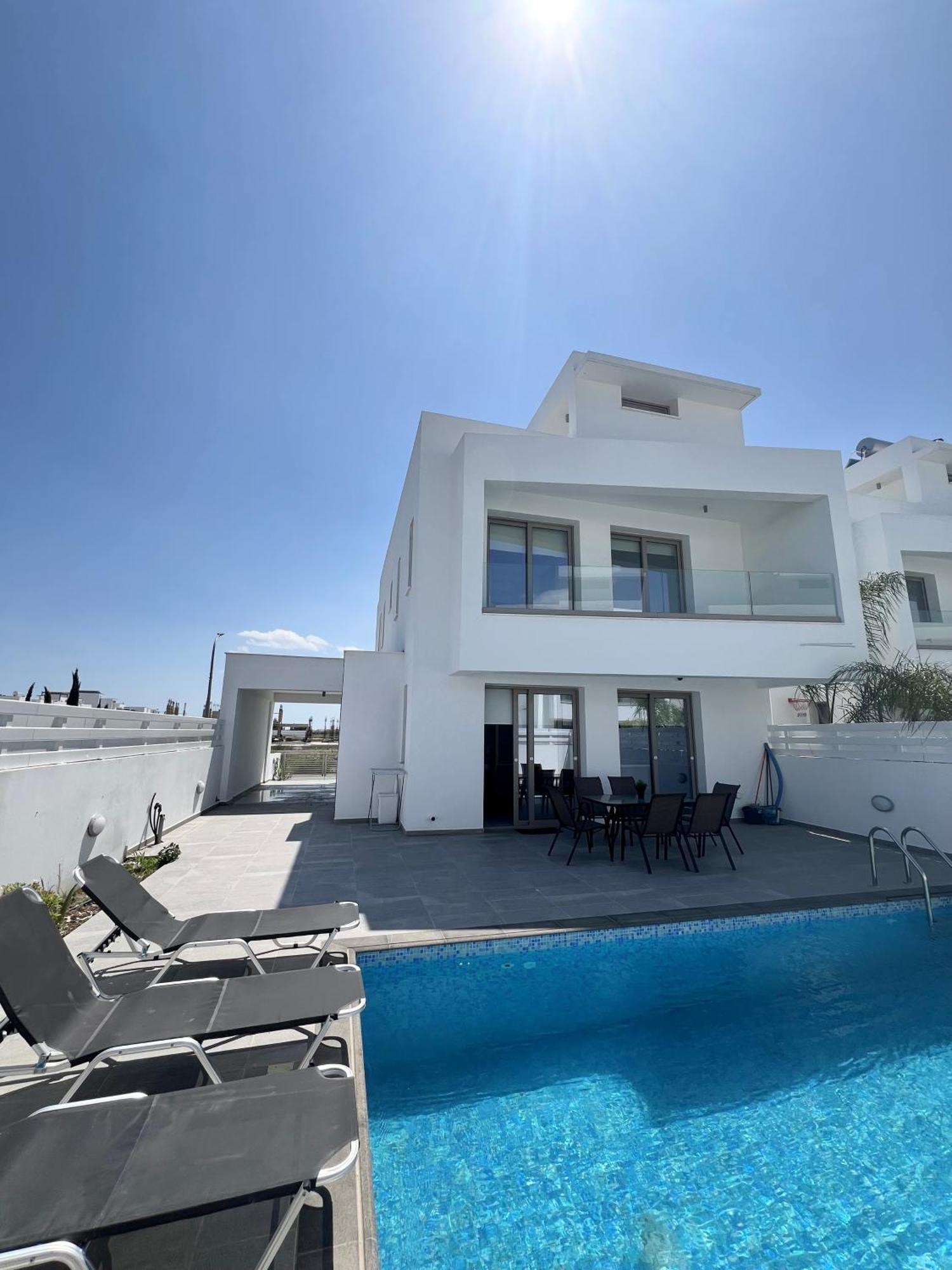 Villa Hubstay - Seaview Oriana In Larnaca, 10 Min Walk To The