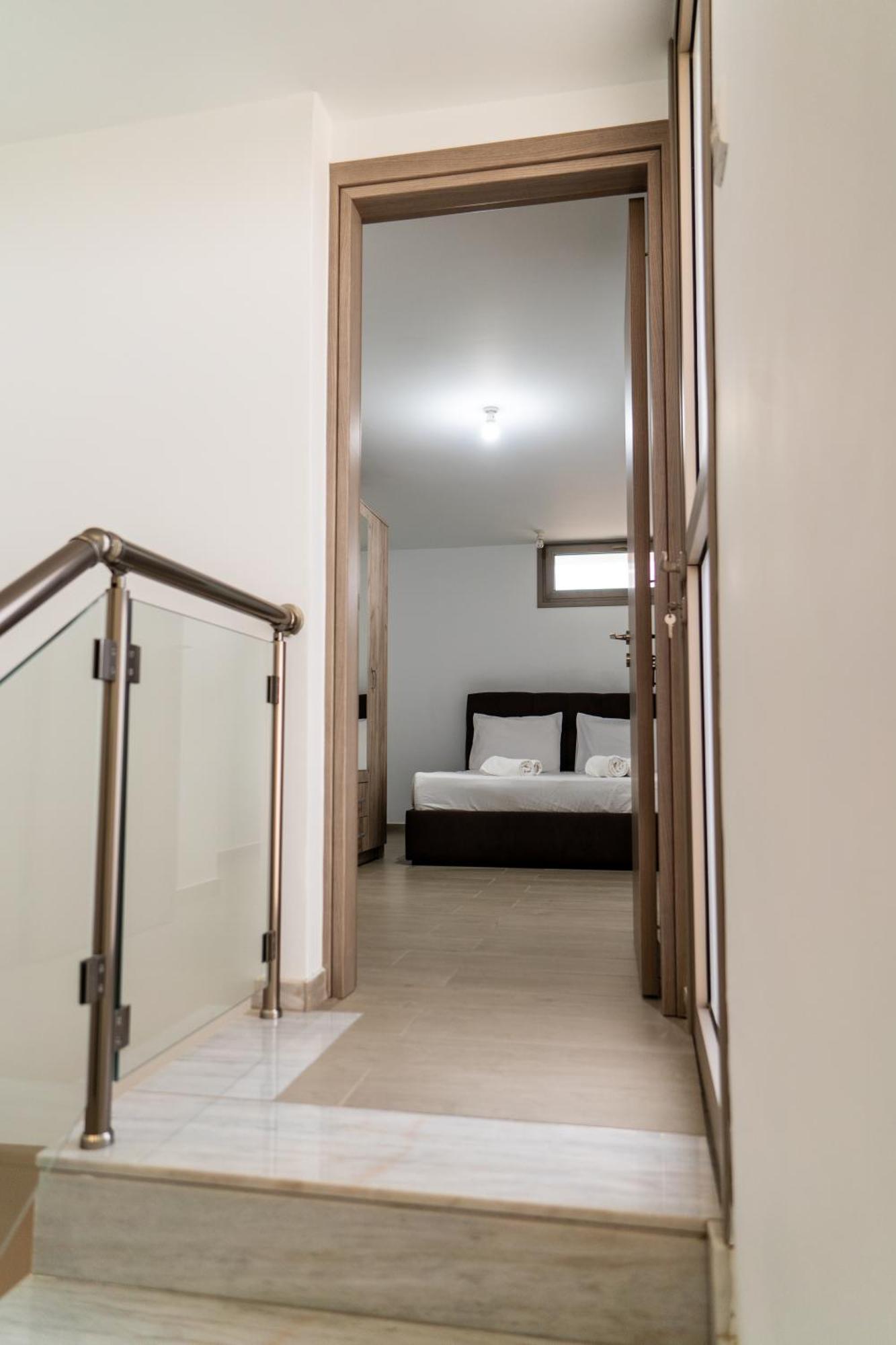 Hubstay - Seaview Oriana In Larnaca, 10 Min Walk To The * Larnaca